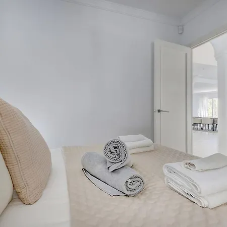 Stunning 5 Bedroom In Puerto Banus With Pool *