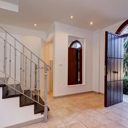 Stunning 5 Bedroom In Puerto Banus With Pool Villa *