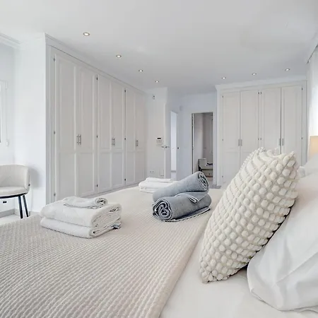 Stunning 5 Bedroom In Puerto Banus With Pool *